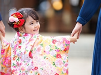 七五三まいりの笑顔の女の子