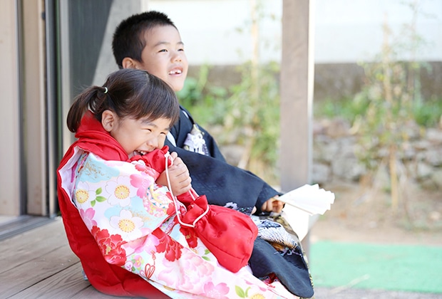 七五三まいりの笑顔の子供